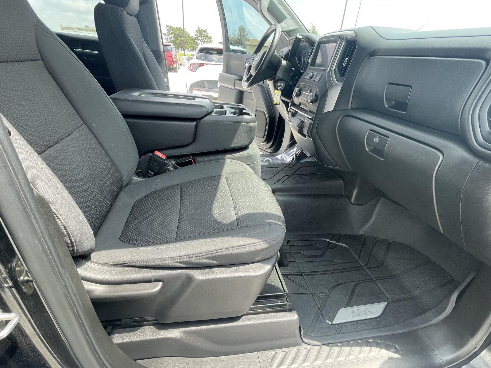 Vehicle photo 17