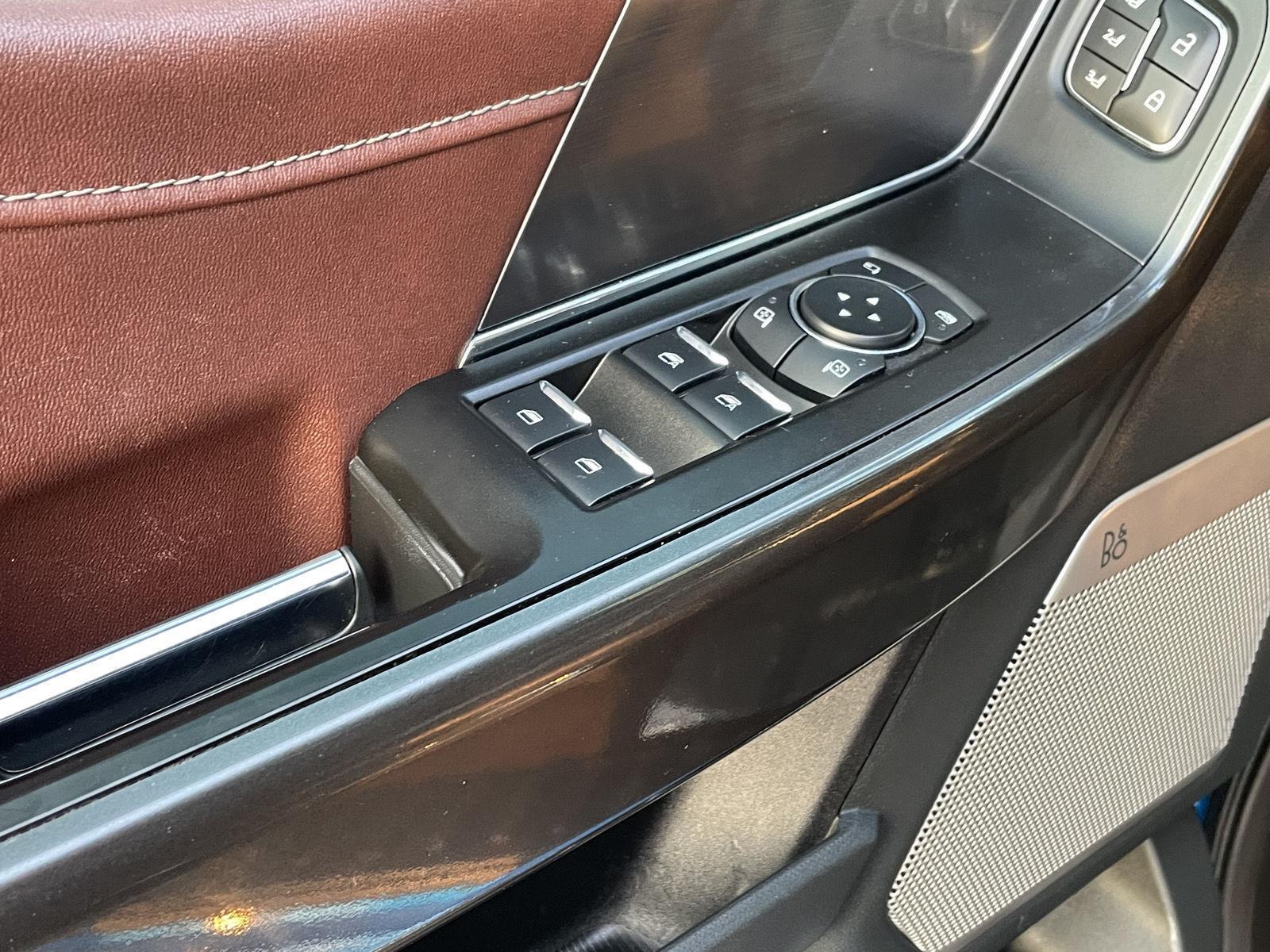 Vehicle photo 12