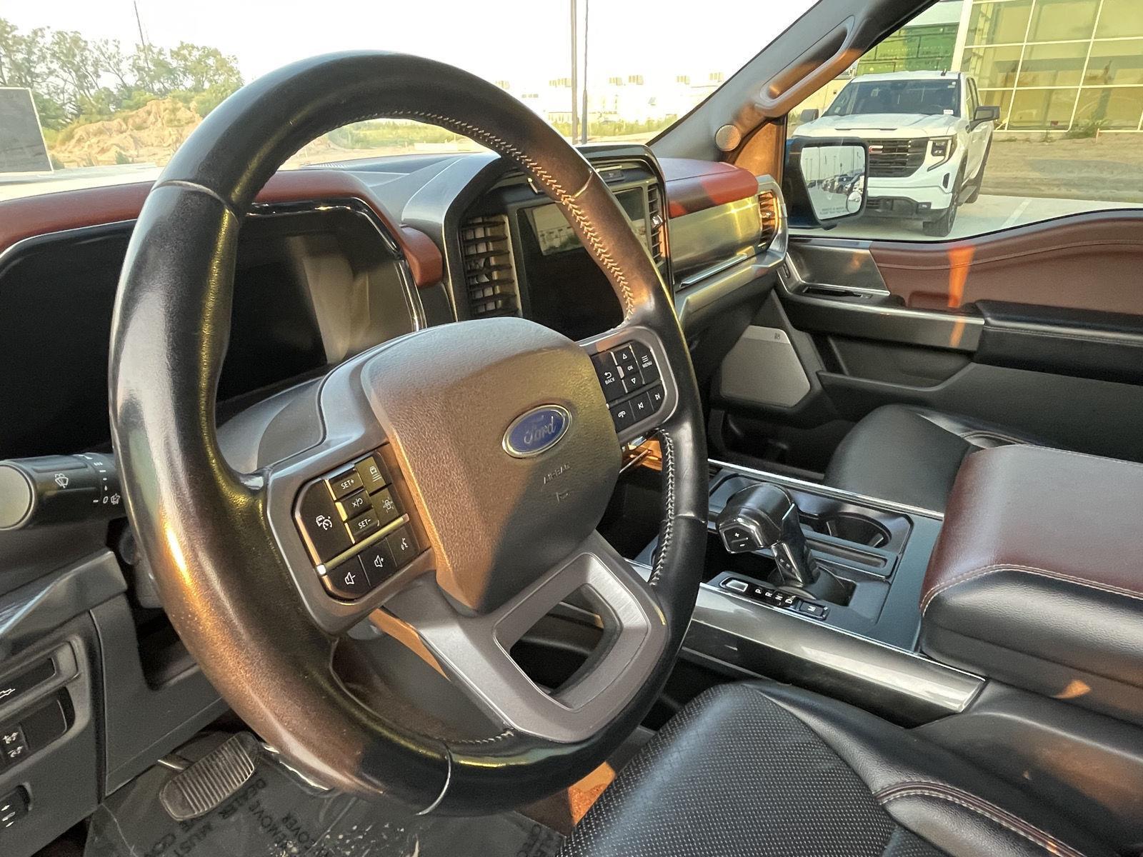 Vehicle photo 14
