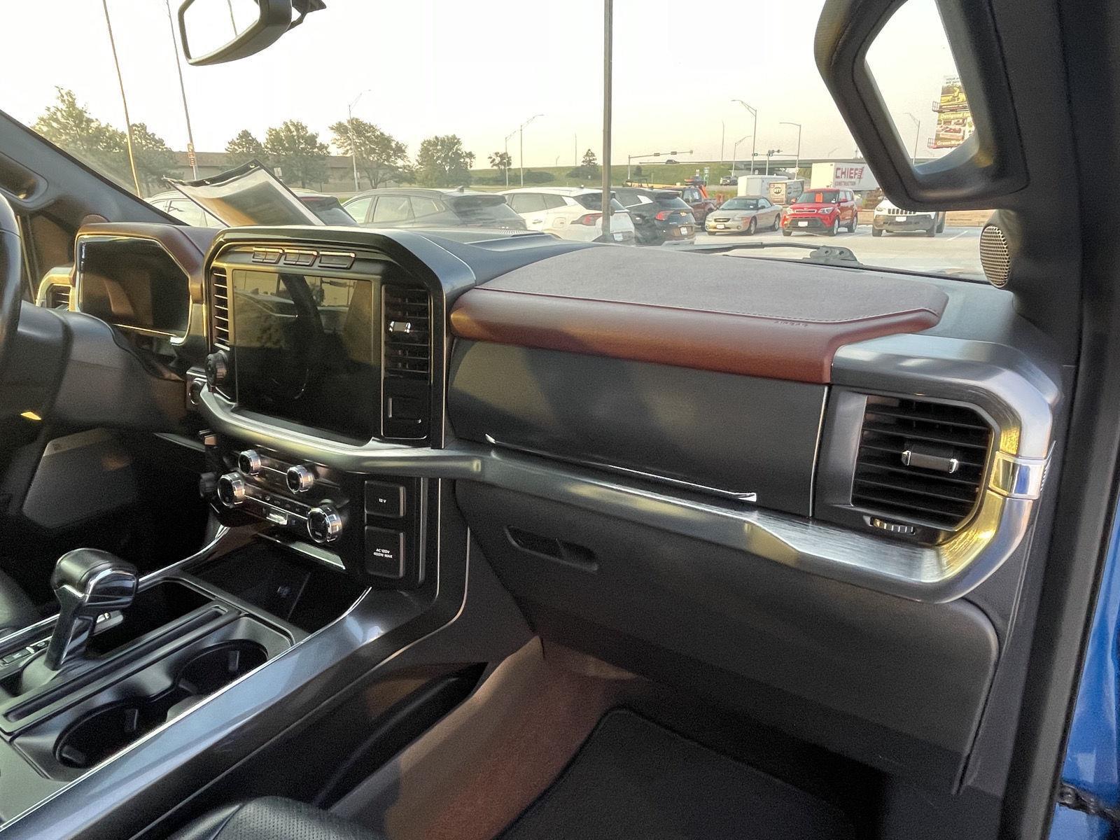 Vehicle photo 18