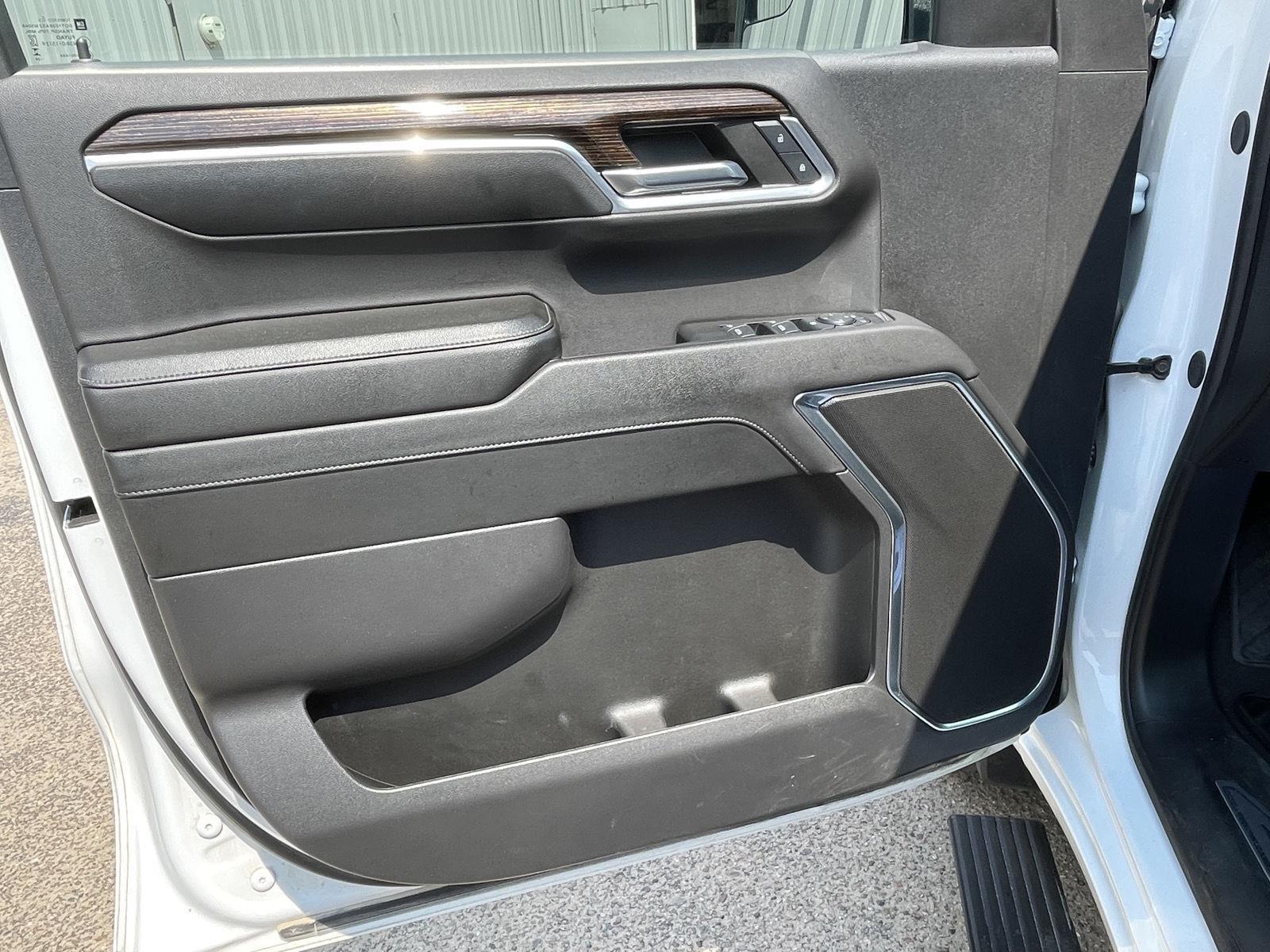 Vehicle photo 12