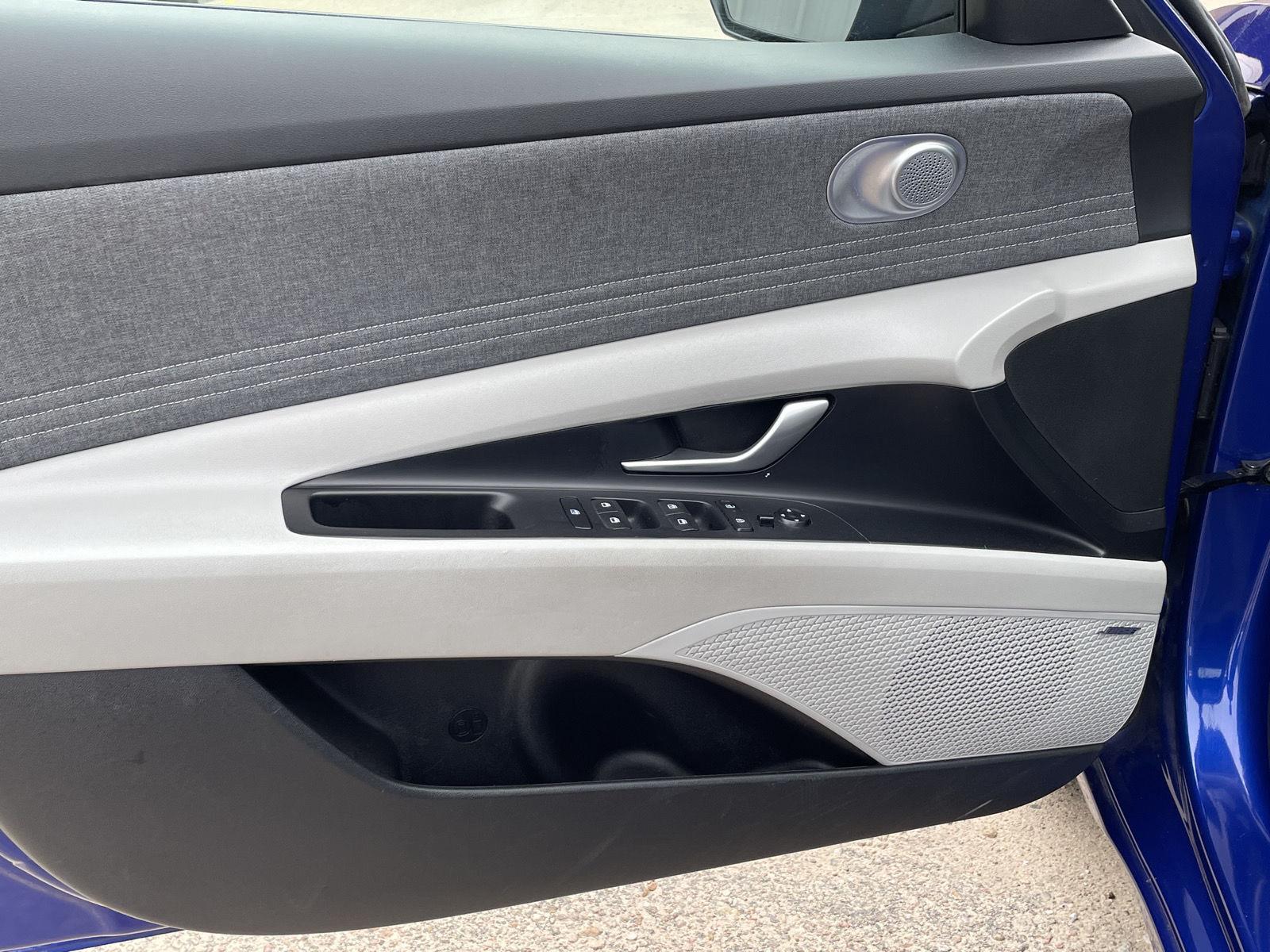 Vehicle photo 12