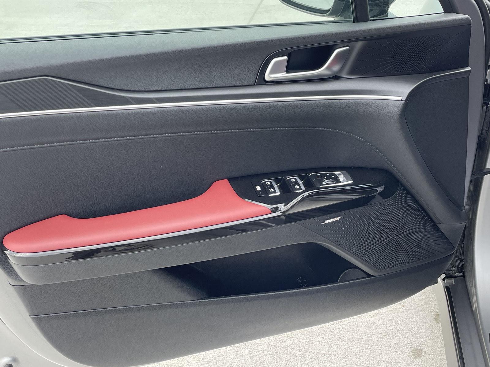 Vehicle photo 12