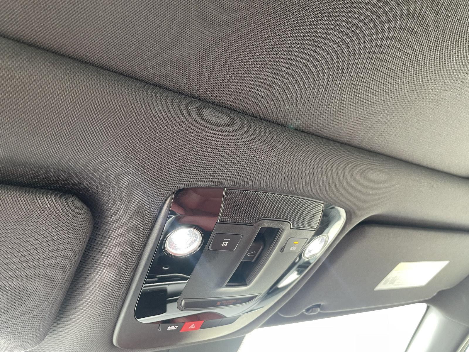 Vehicle photo 17