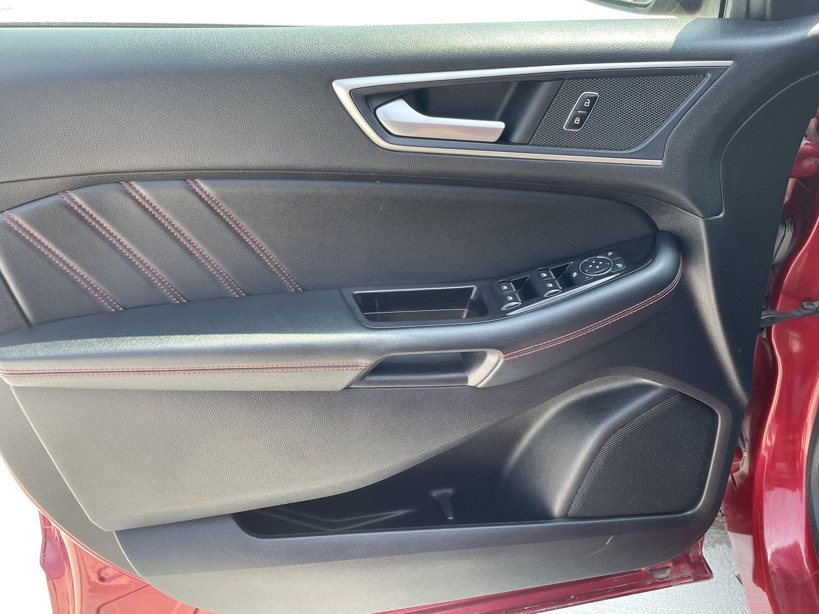 Vehicle photo 12