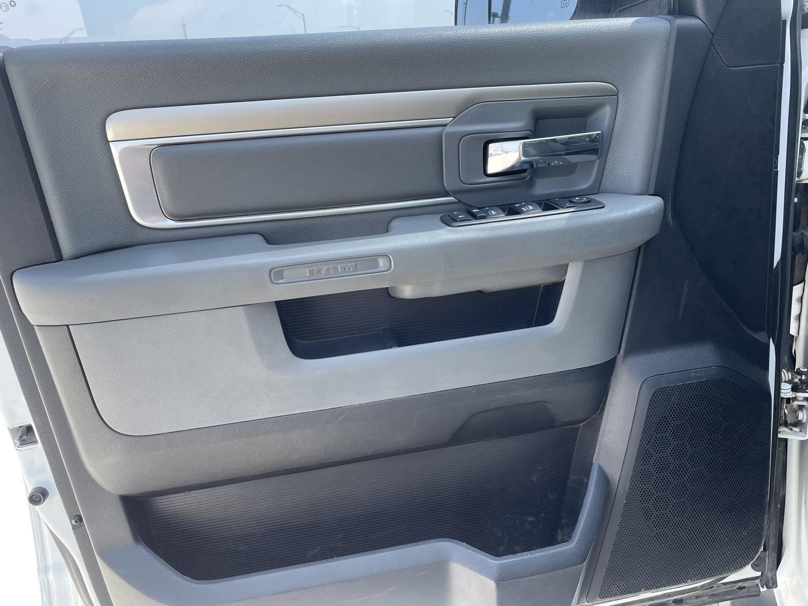 Vehicle photo 12