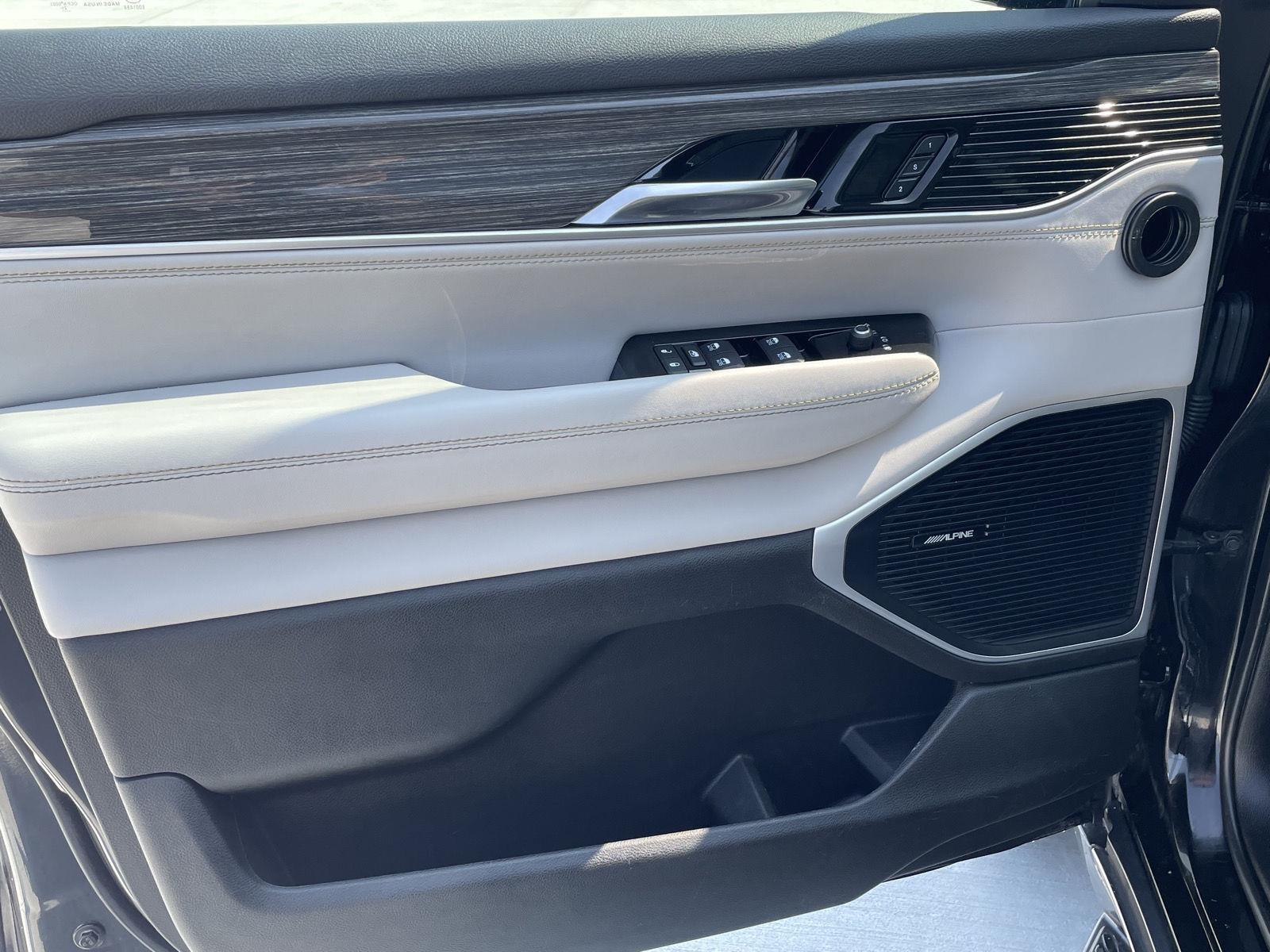 Vehicle photo 12