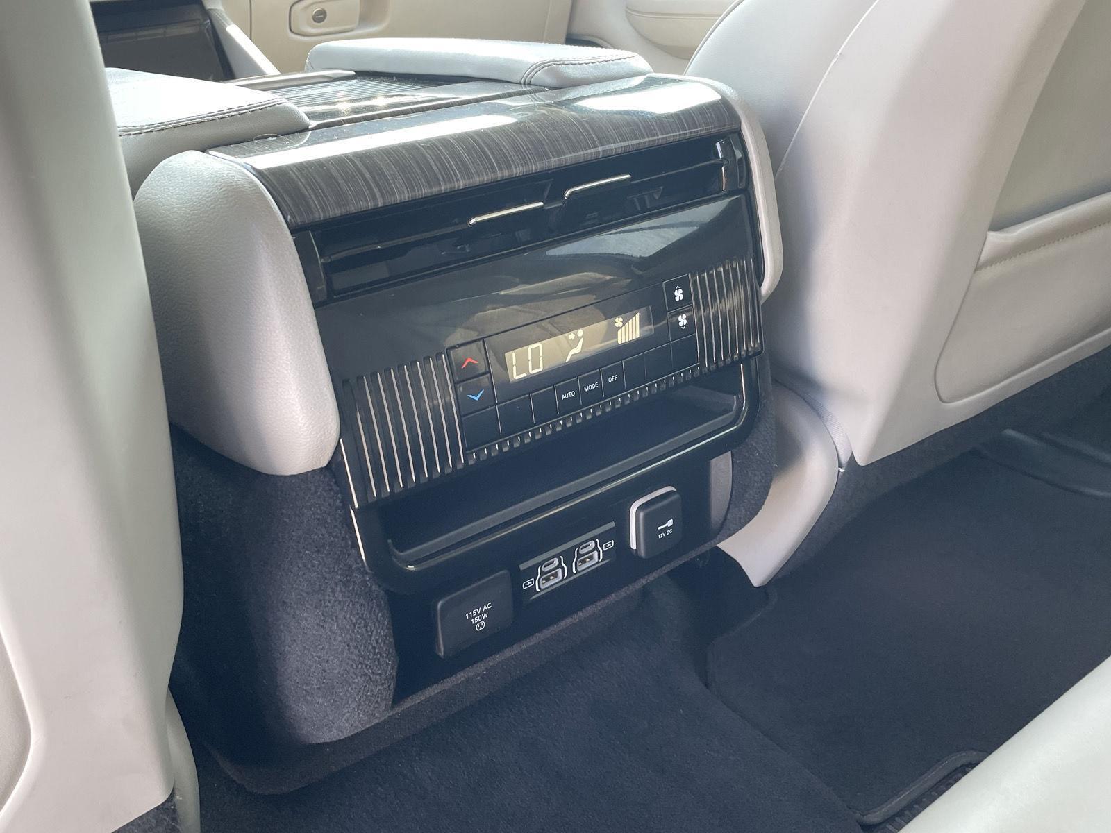 Vehicle photo 19