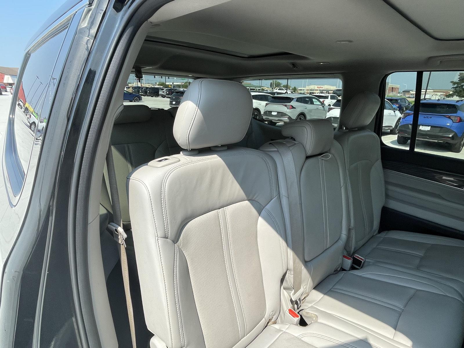 Vehicle photo 23