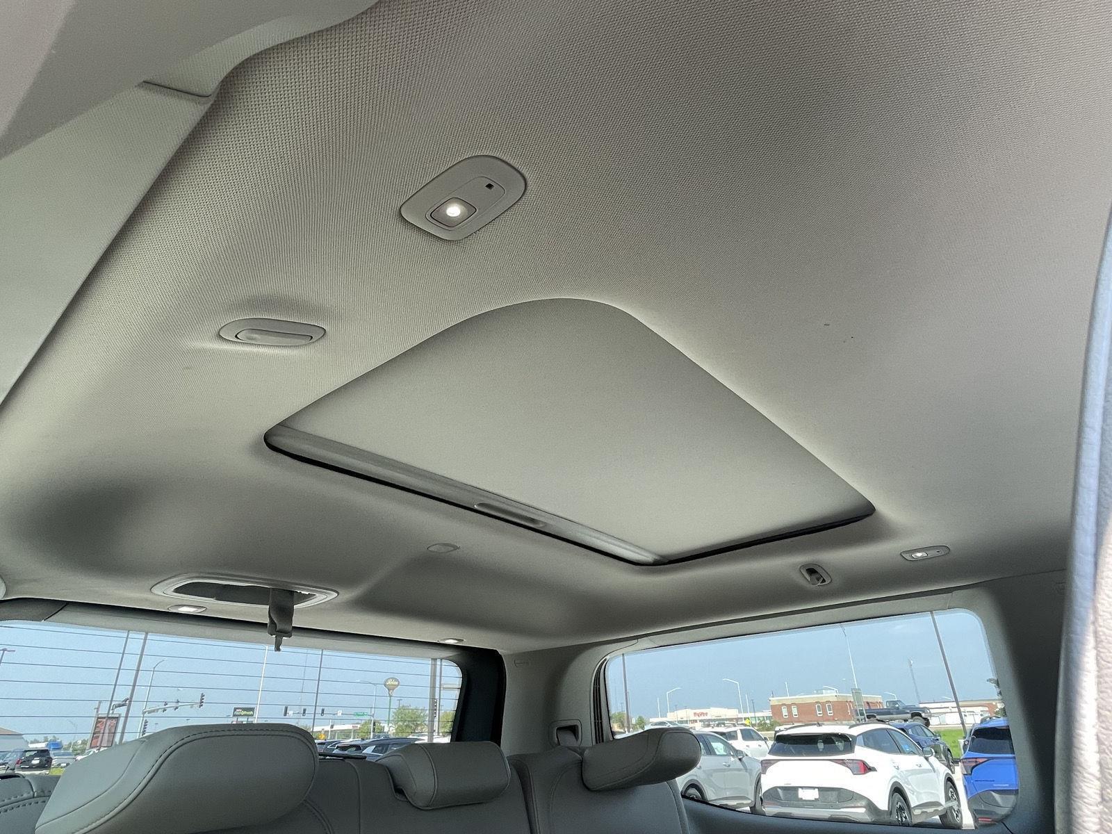 Vehicle photo 24