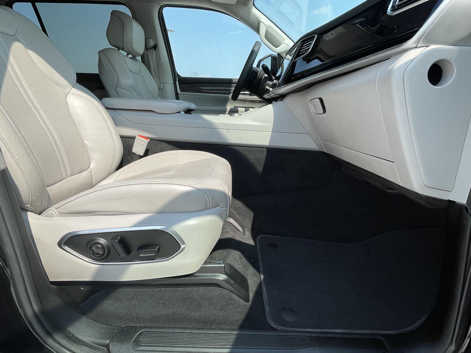 Vehicle photo 25