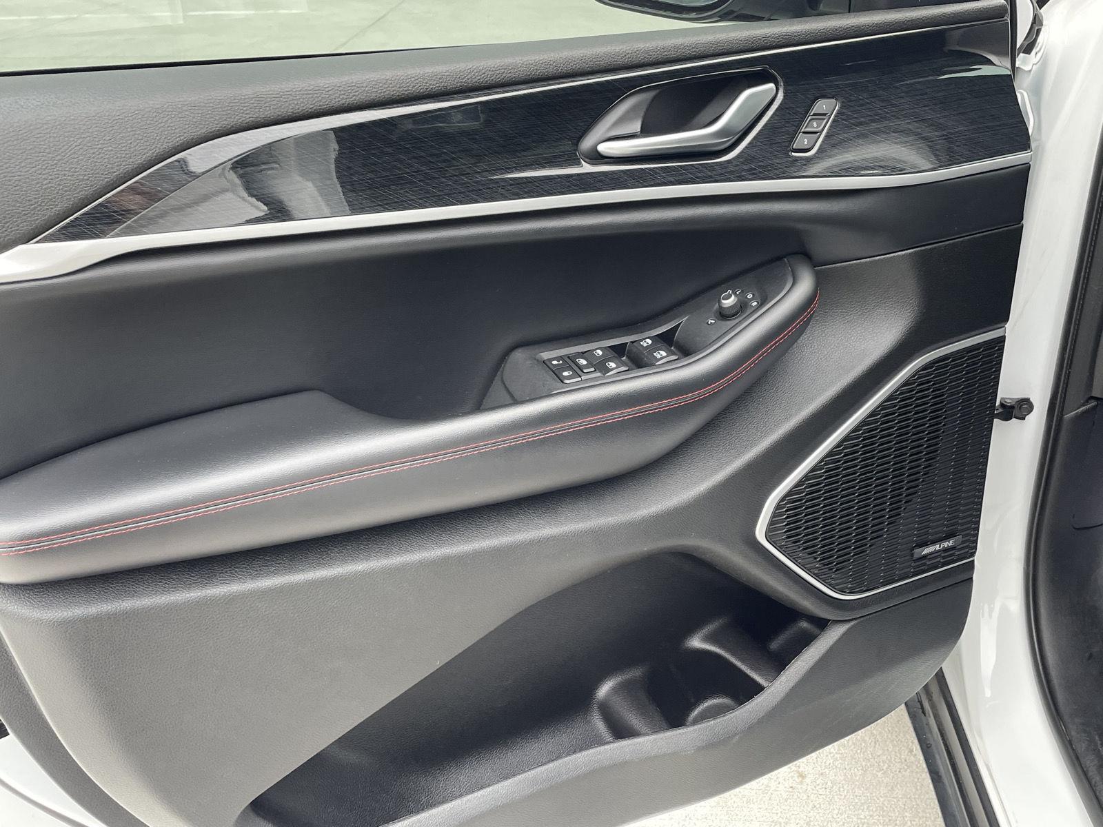 Vehicle photo 12