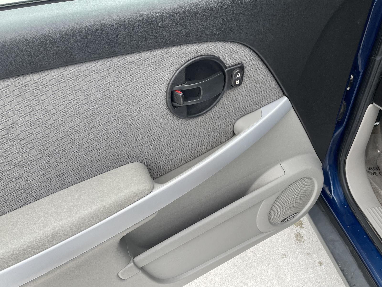 Vehicle photo 12
