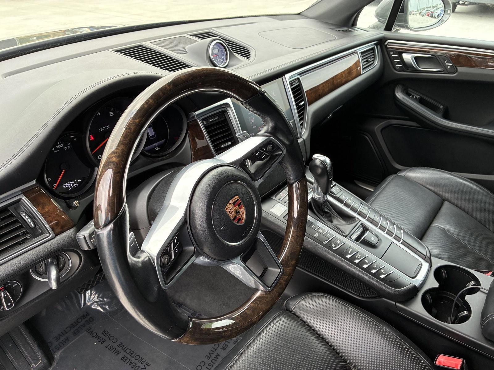 Vehicle photo 12