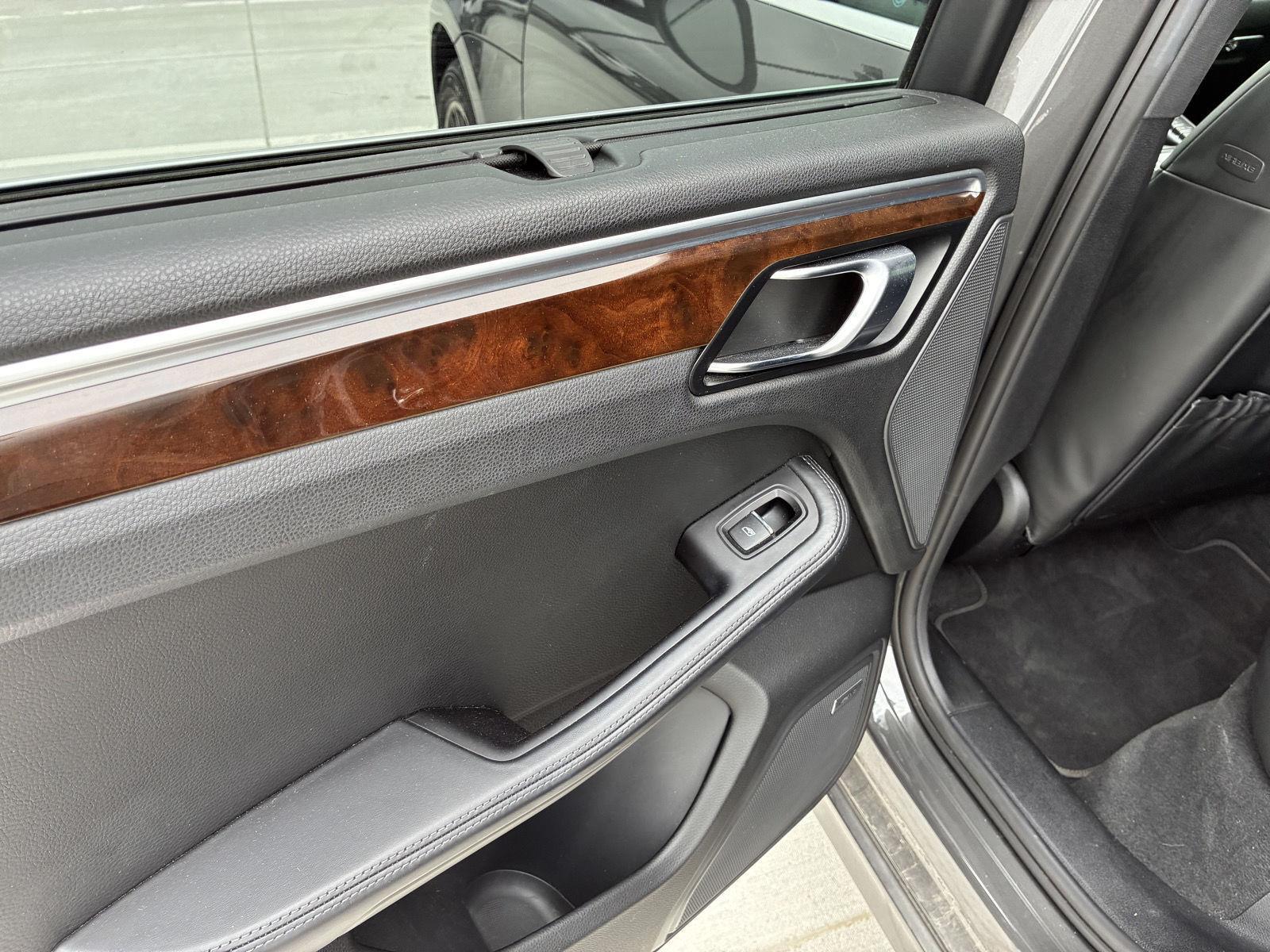 Vehicle photo 13