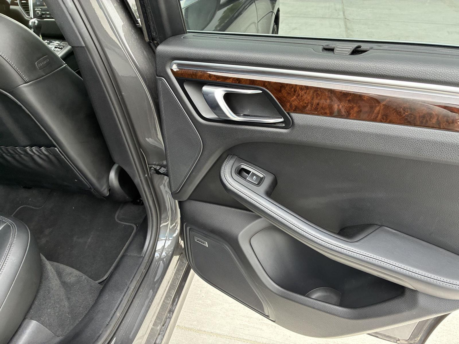 Vehicle photo 16