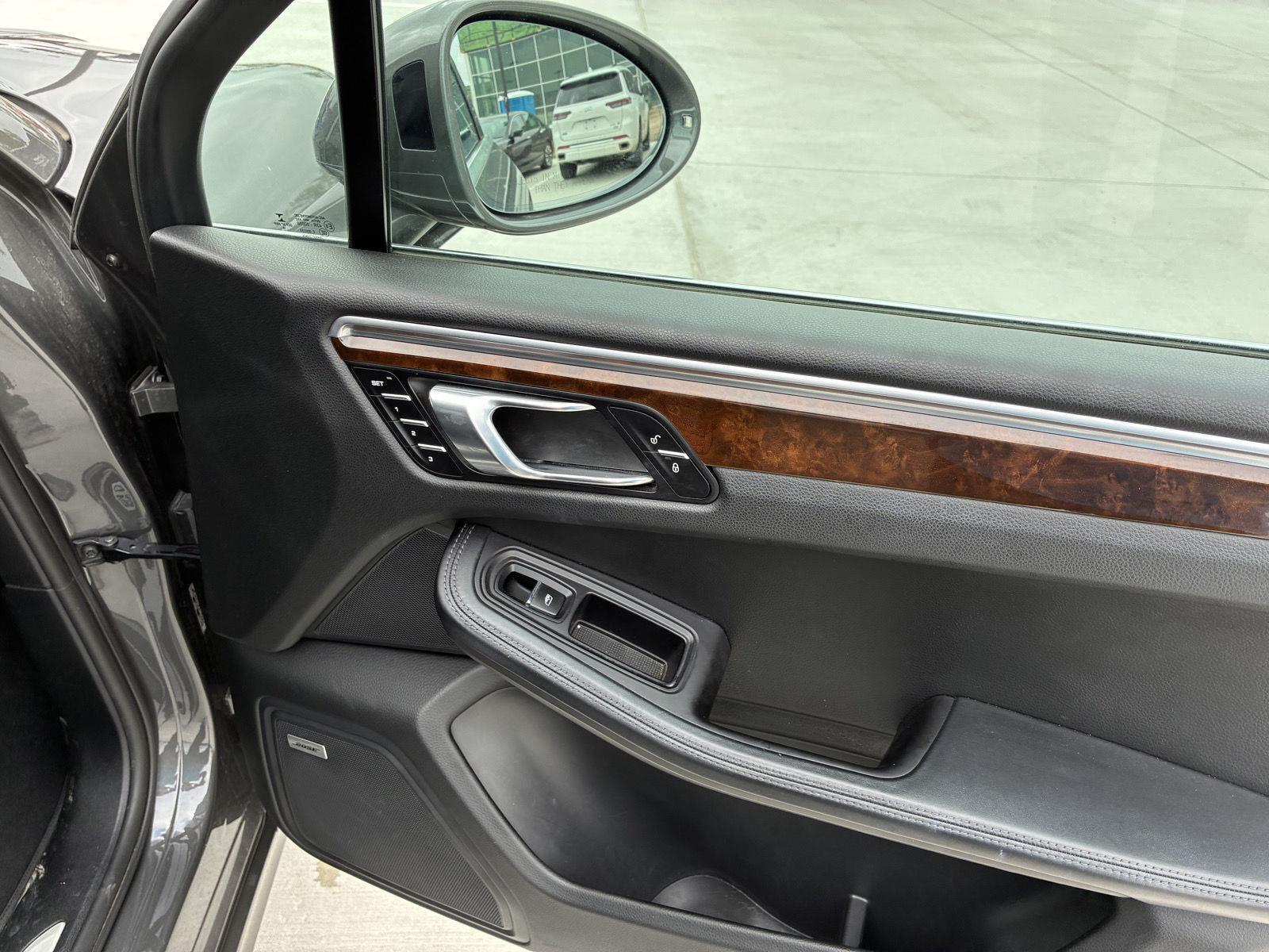 Vehicle photo 18