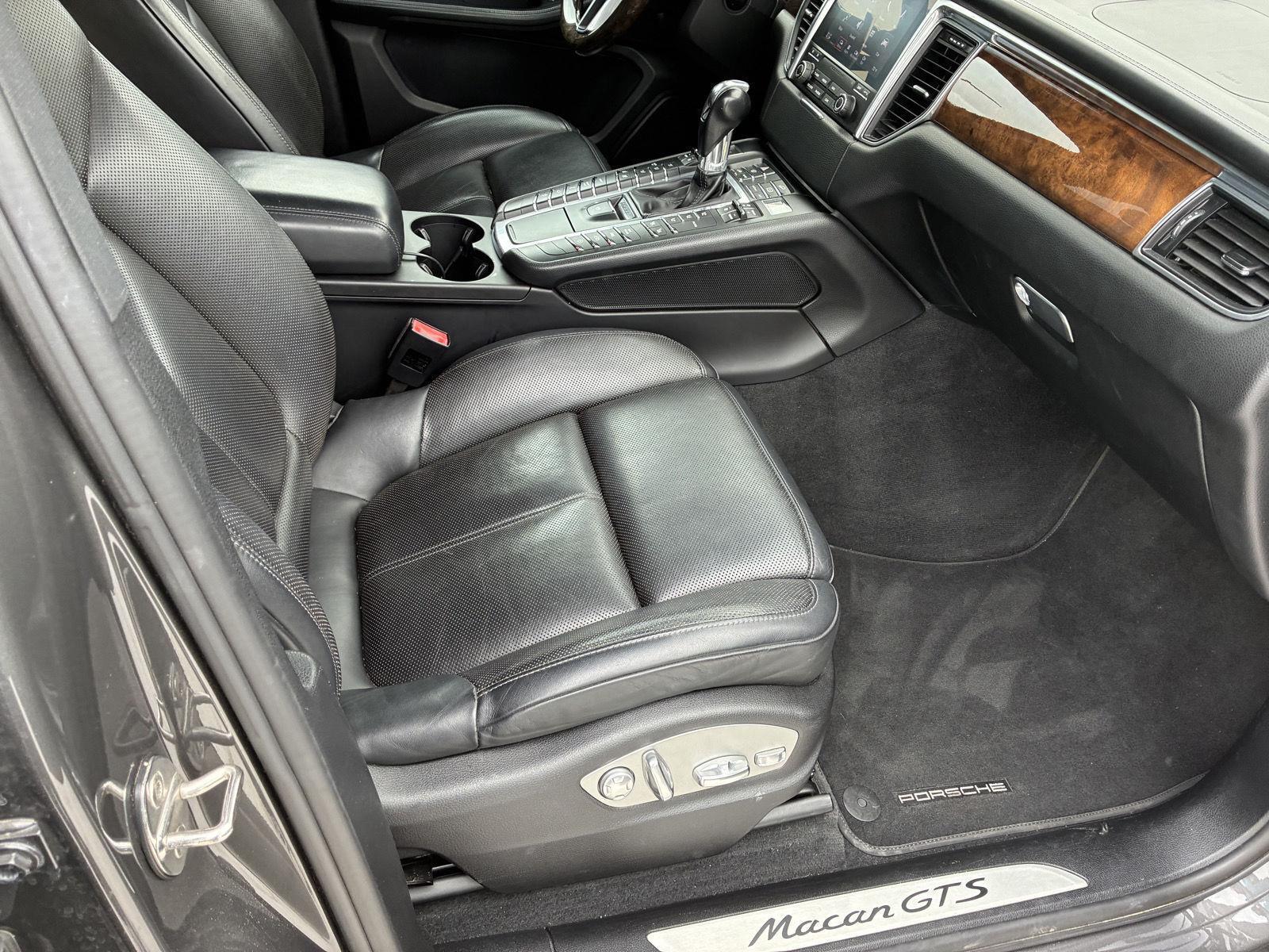 Vehicle photo 19