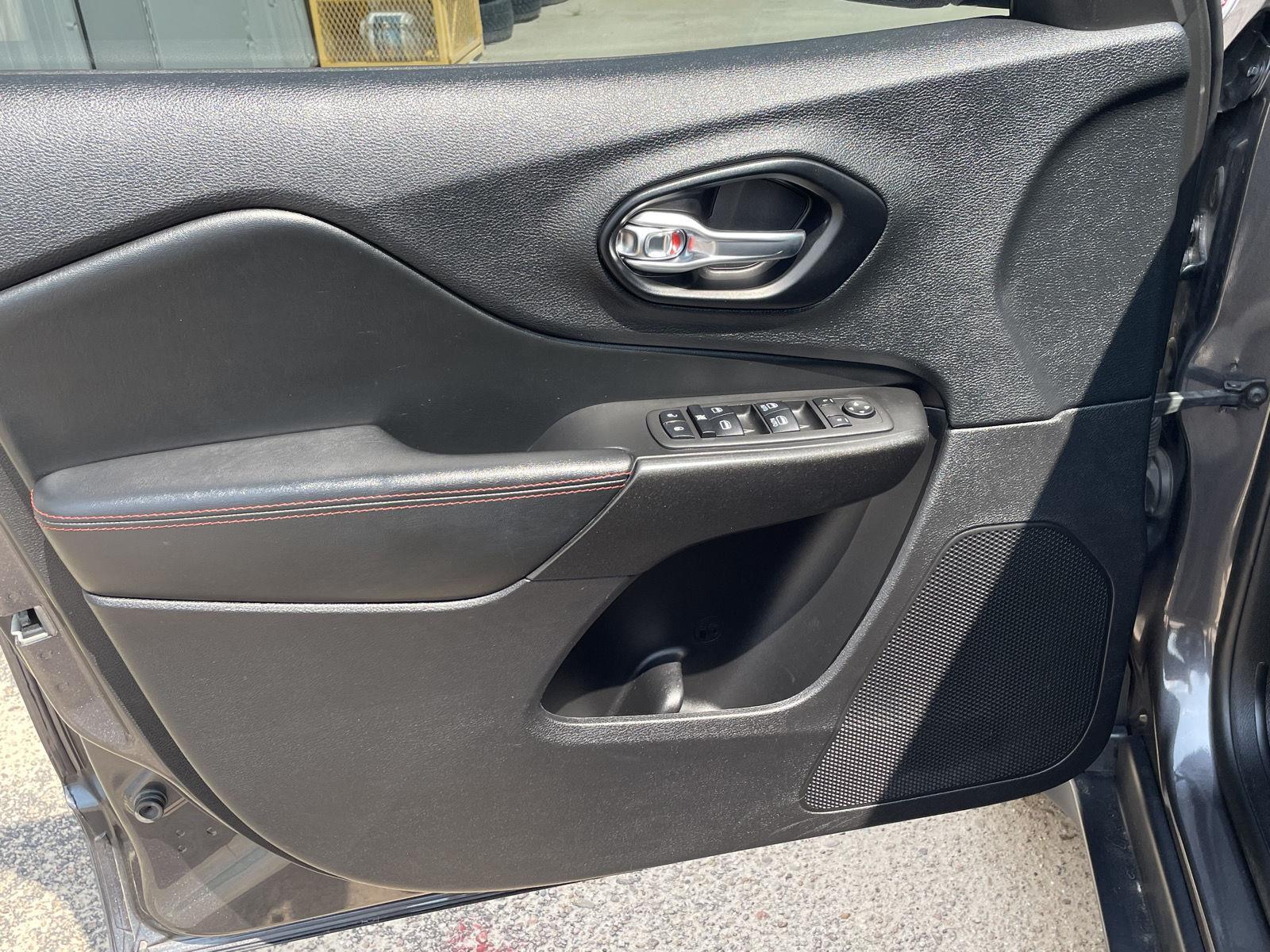 Vehicle photo 12