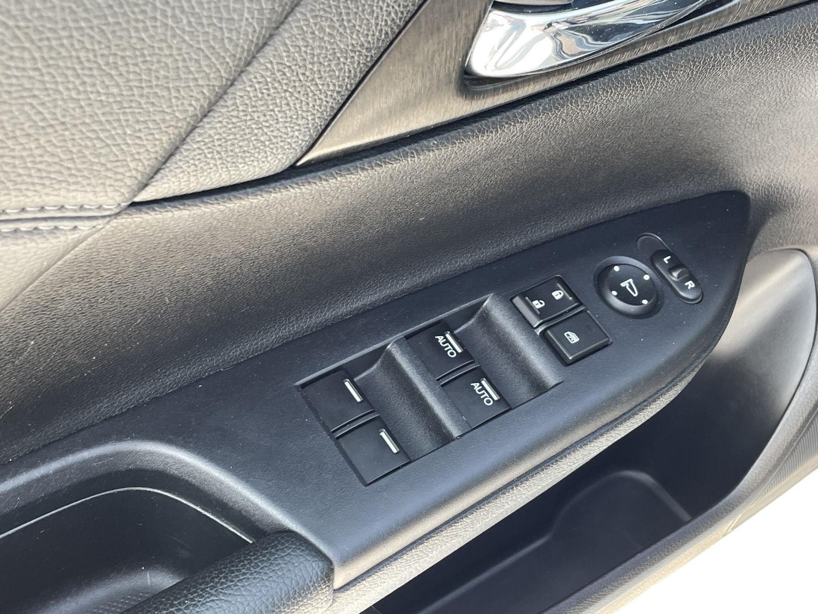 Vehicle photo 11