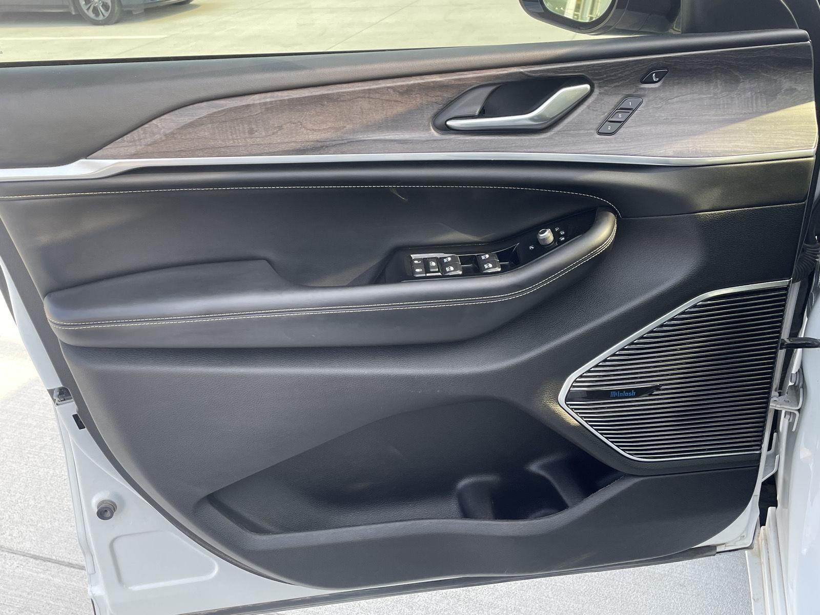 Vehicle photo 12