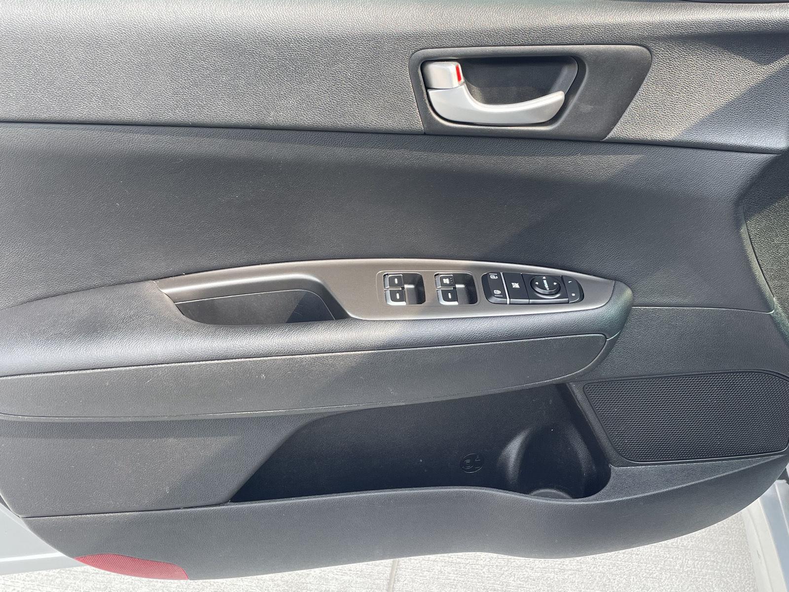 Vehicle photo 12