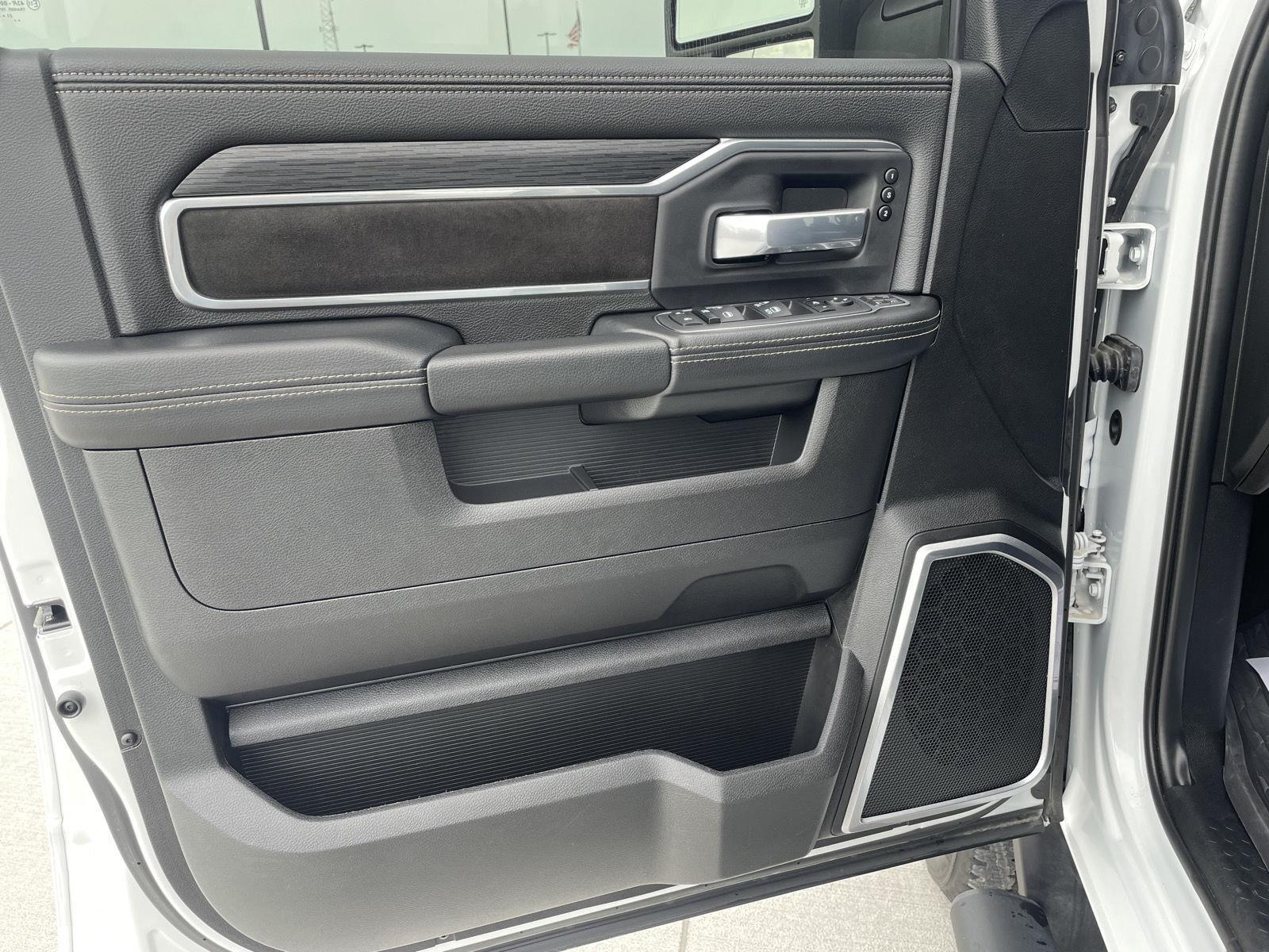 Vehicle photo 12