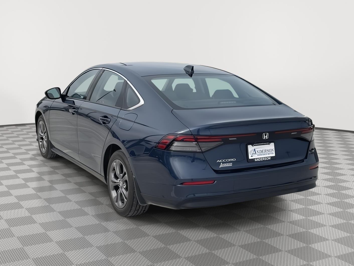 Vehicle photo 4