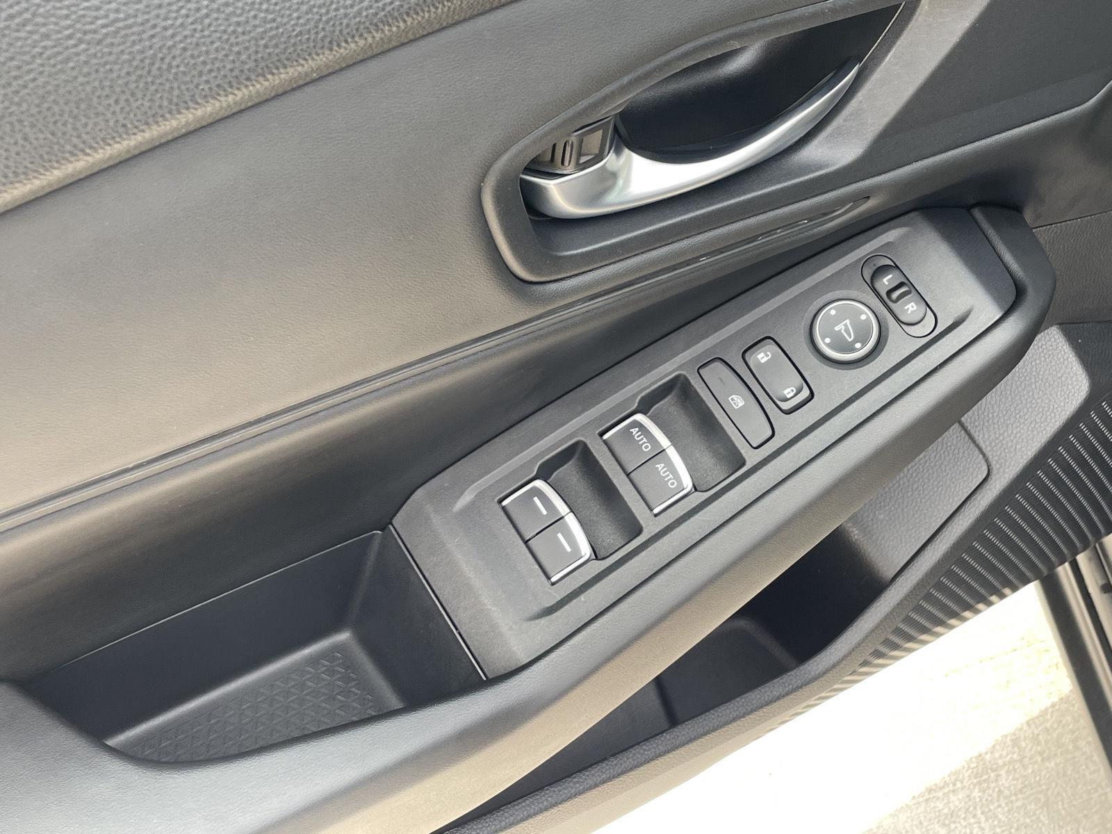 Vehicle photo 12