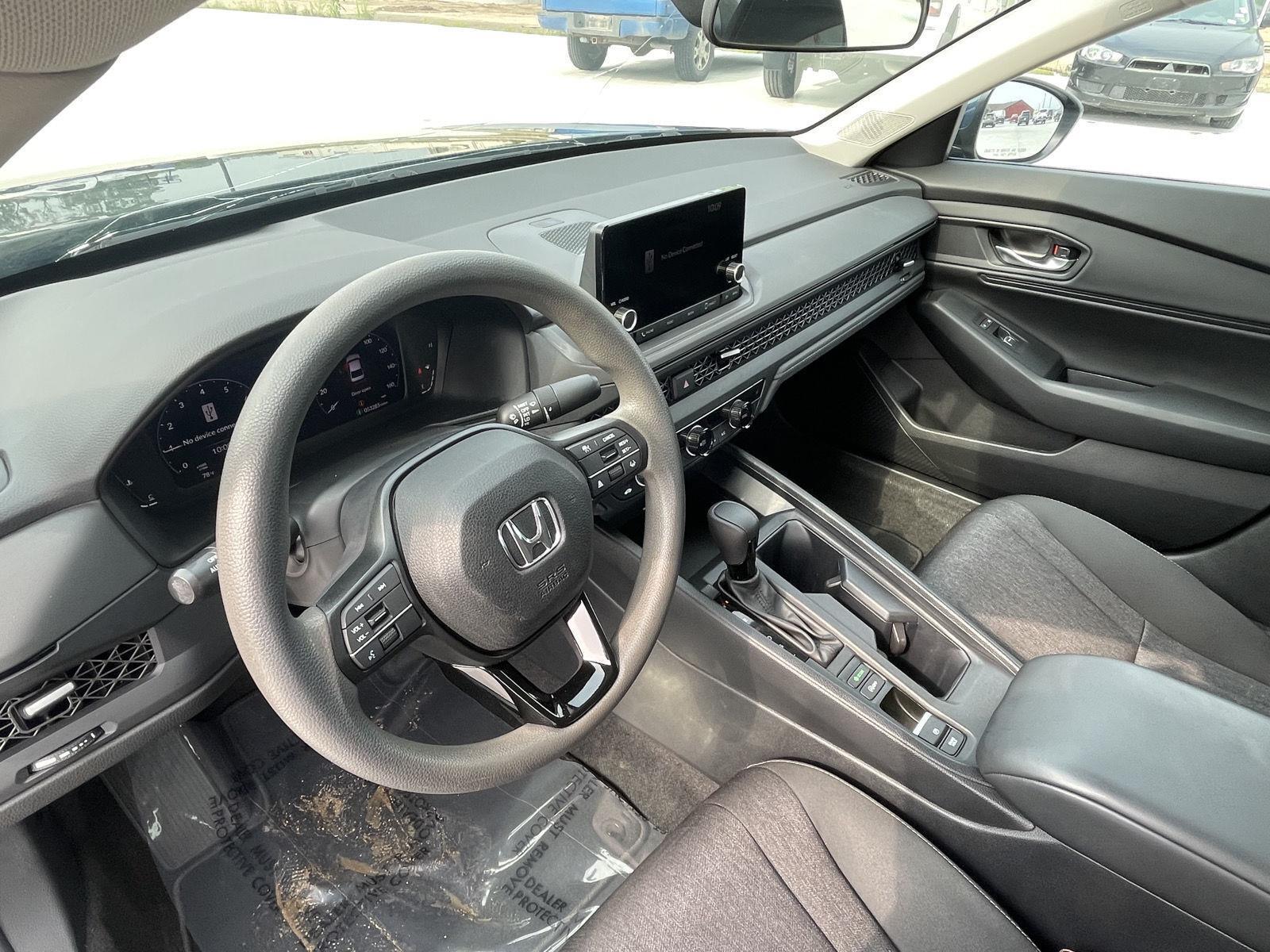 Vehicle photo 13