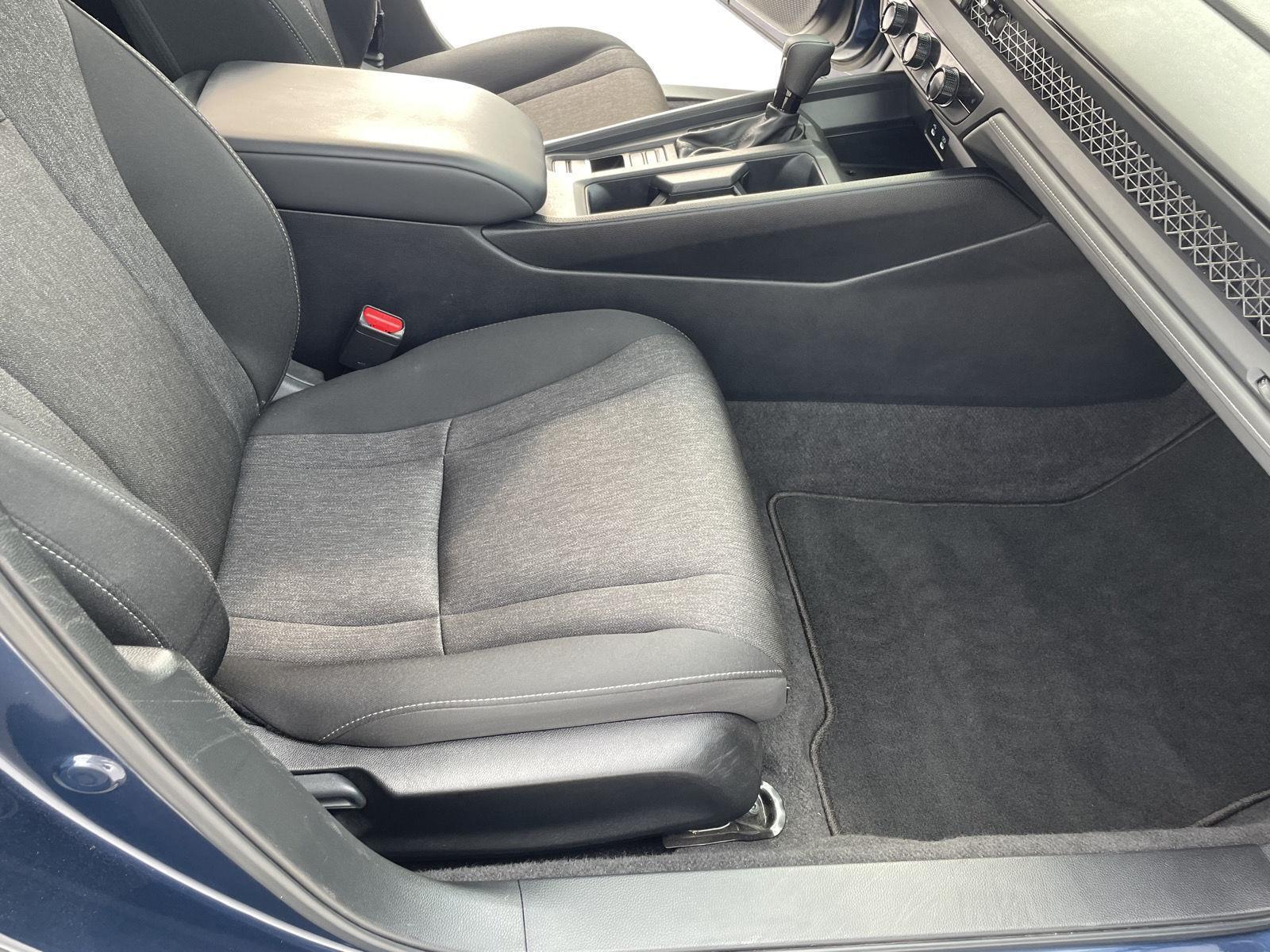 Vehicle photo 17
