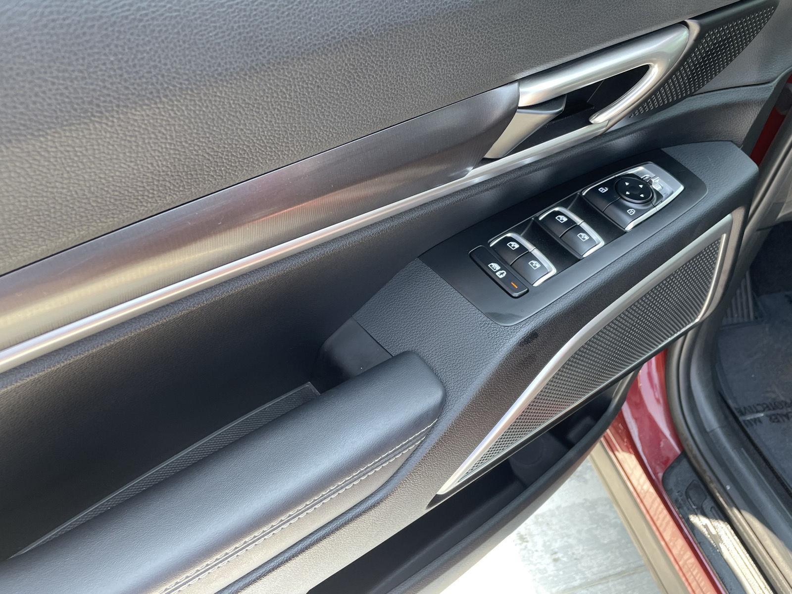 Vehicle photo 12