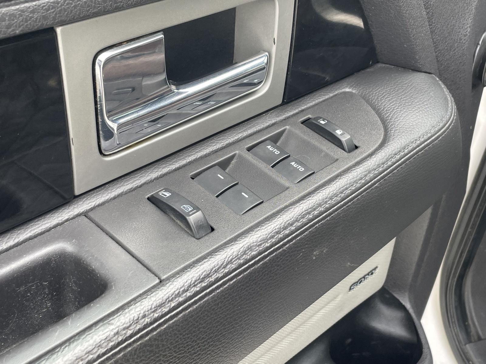 Vehicle photo 12
