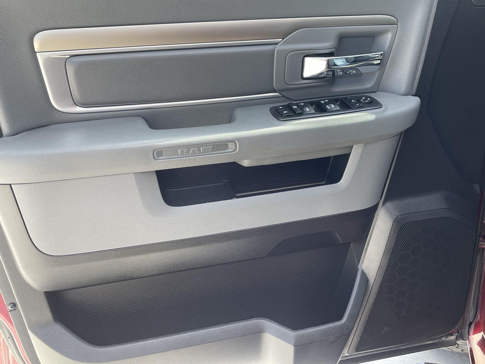 Vehicle photo 12
