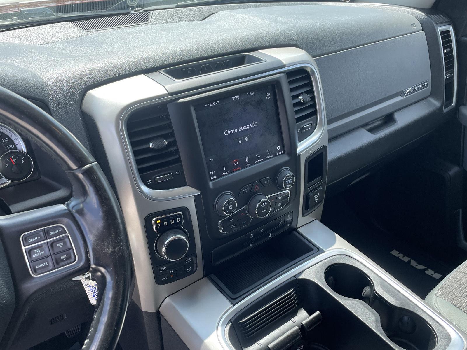 Vehicle photo 14