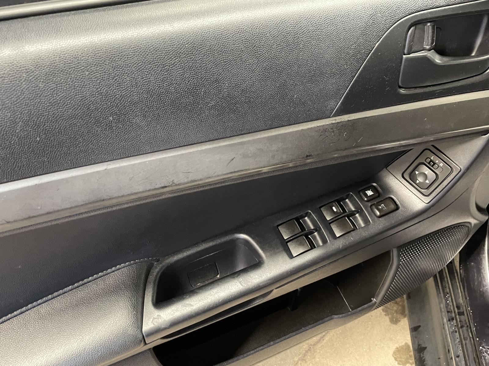 Vehicle photo 12