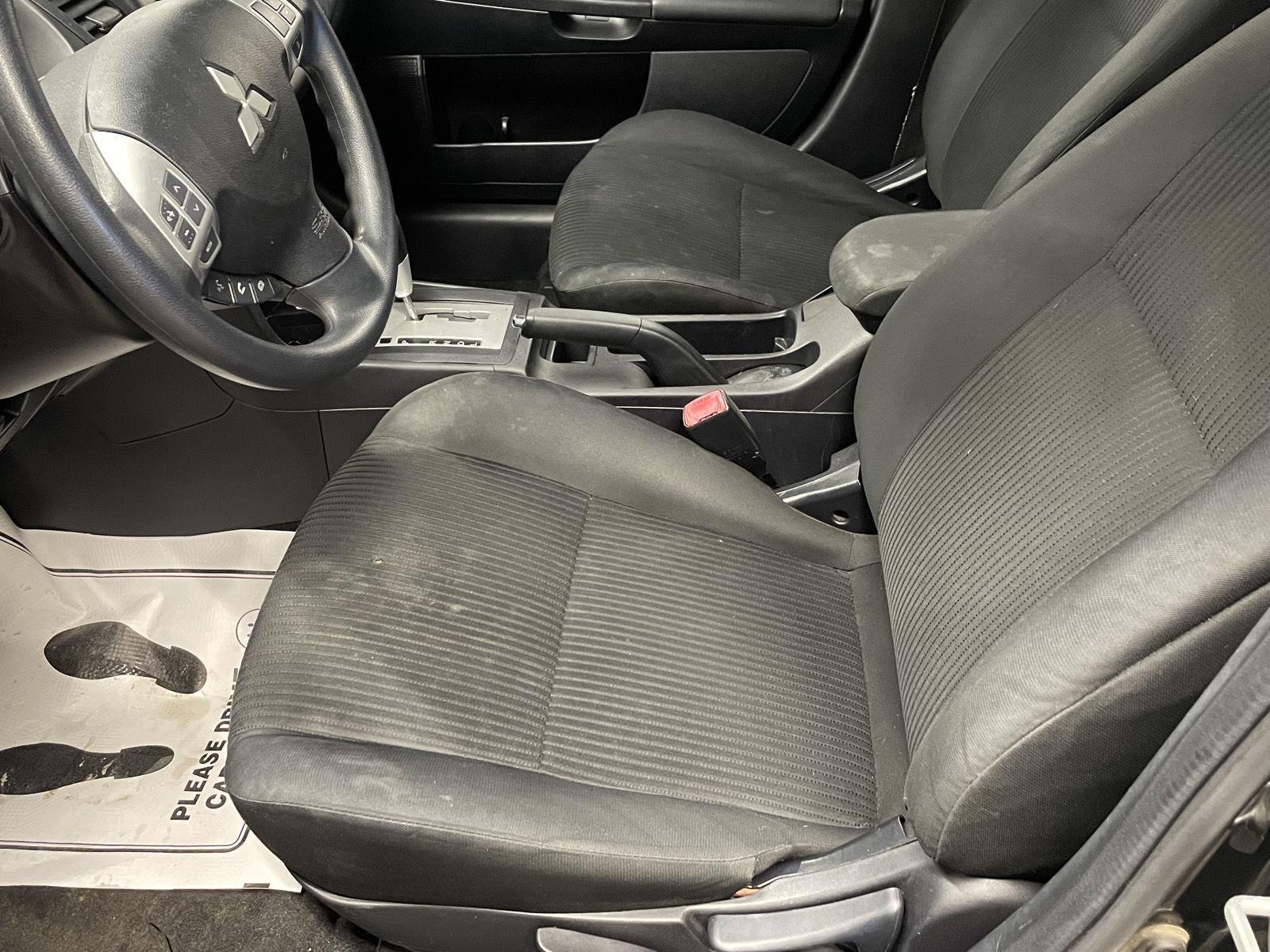 Vehicle photo 13