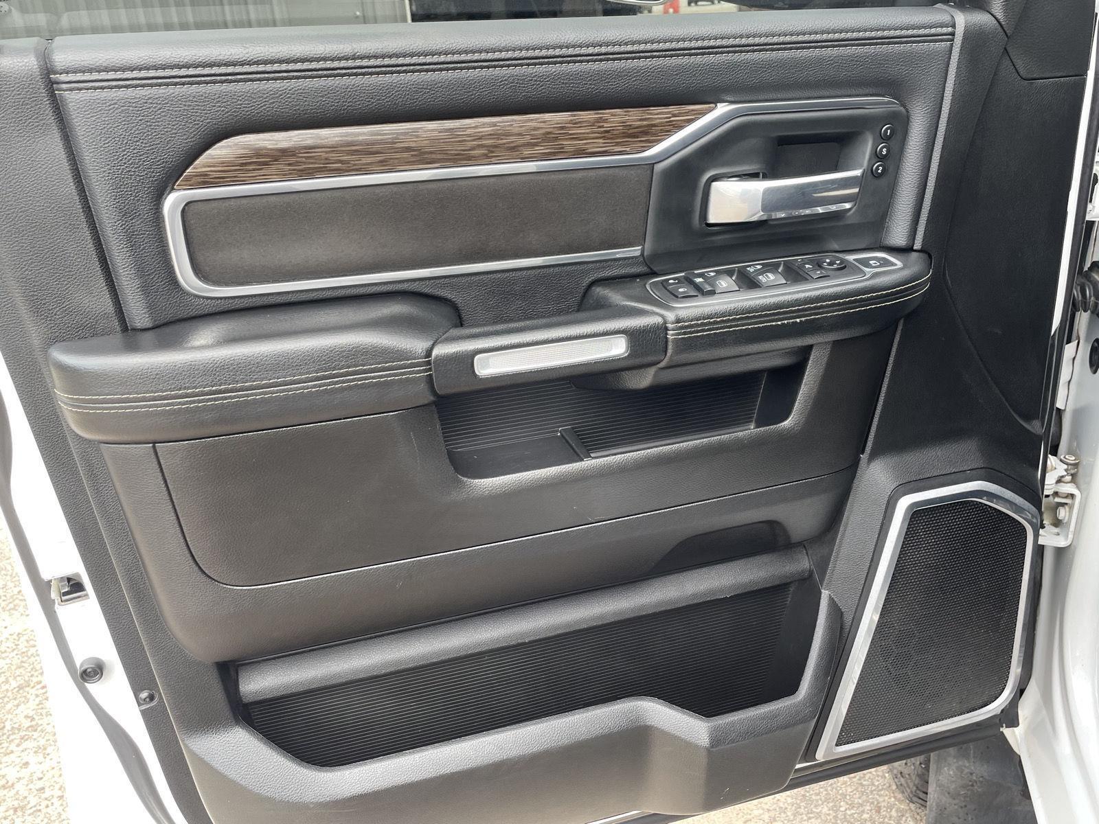 Vehicle photo 12