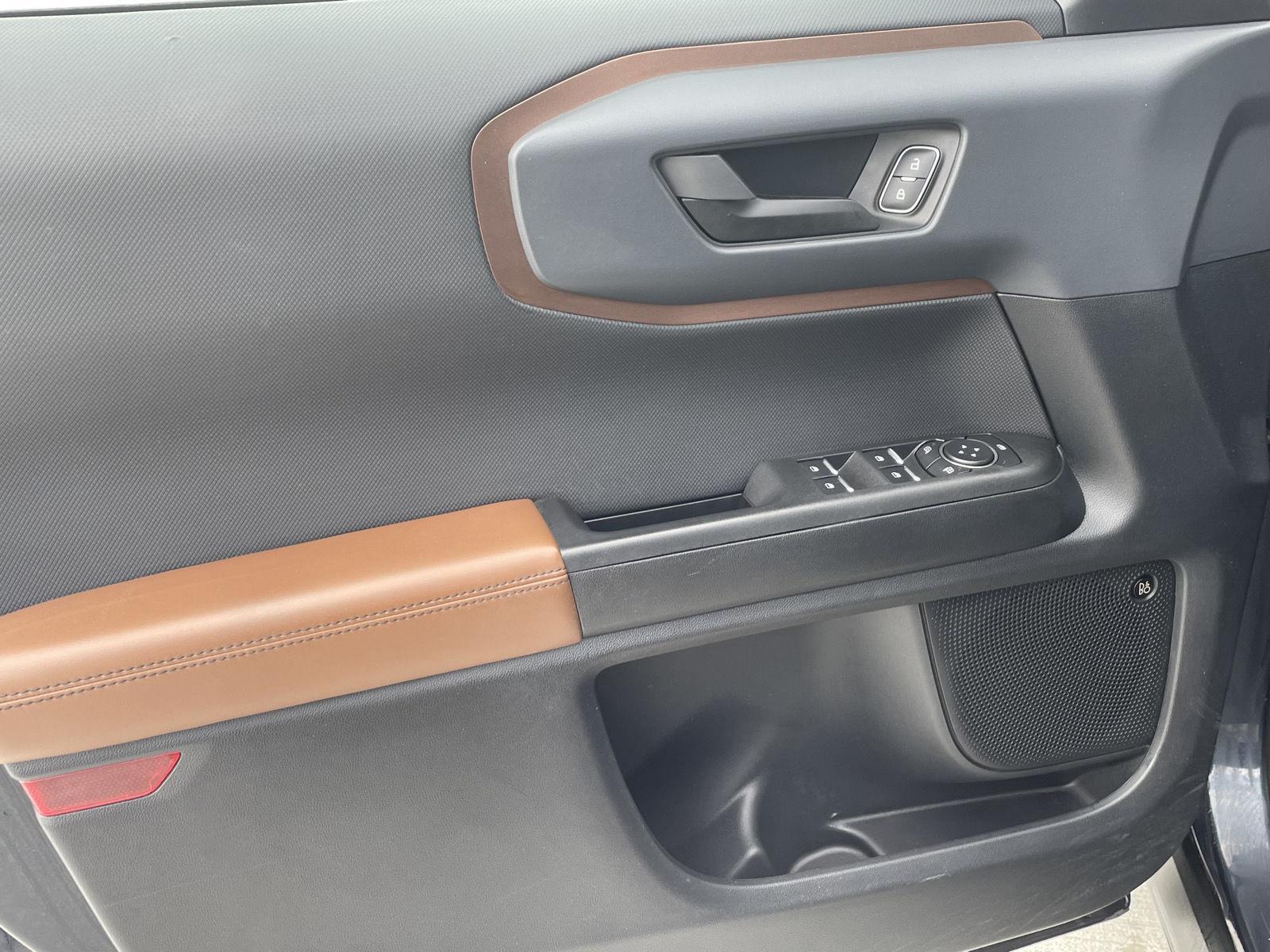 Vehicle photo 12