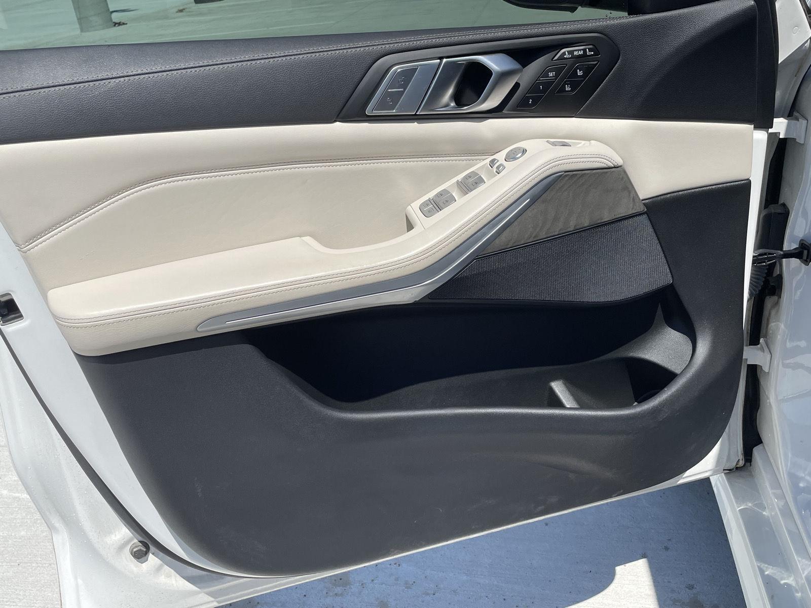 Vehicle photo 12