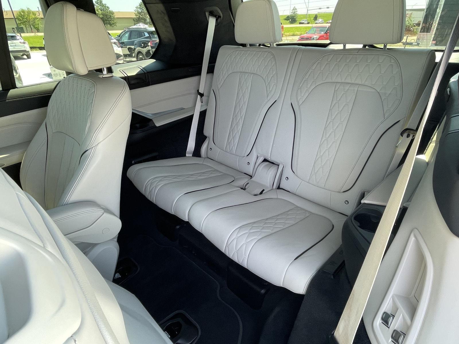 Vehicle photo 18