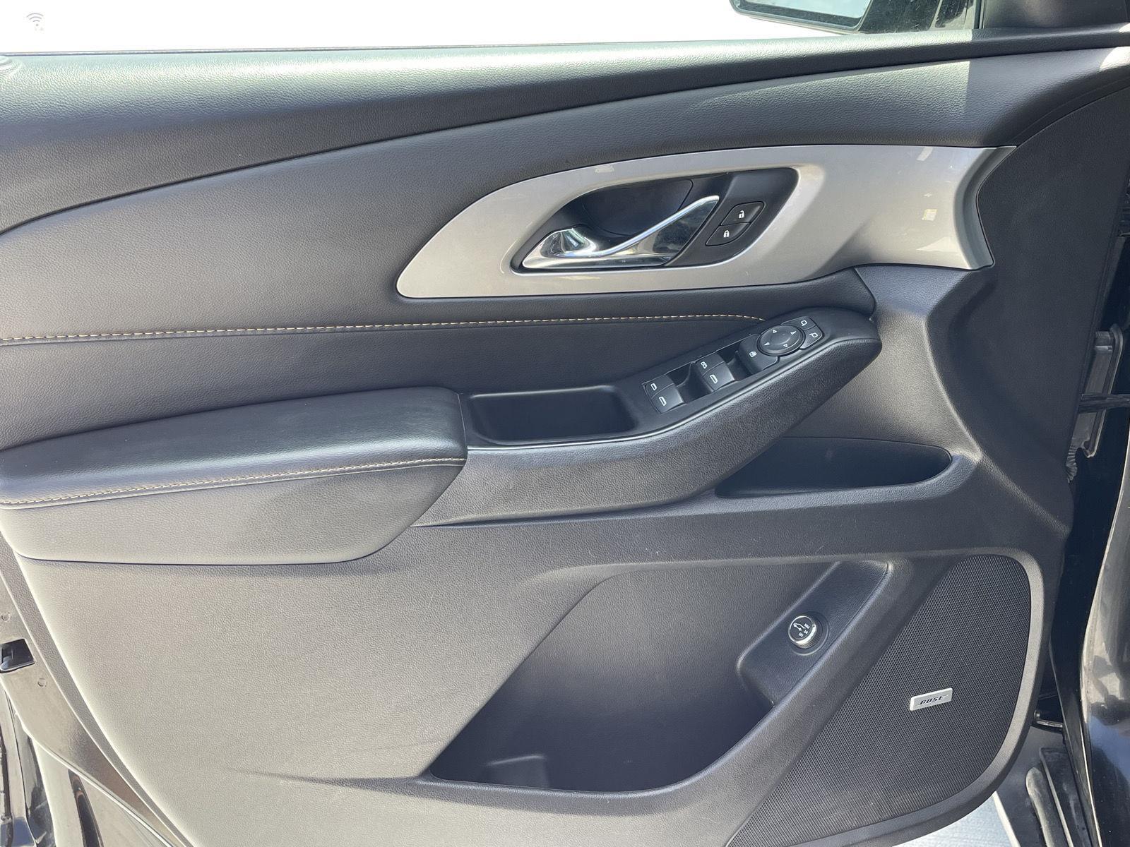 Vehicle photo 12