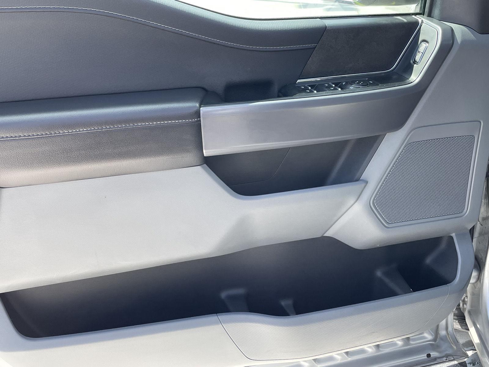 Vehicle photo 12
