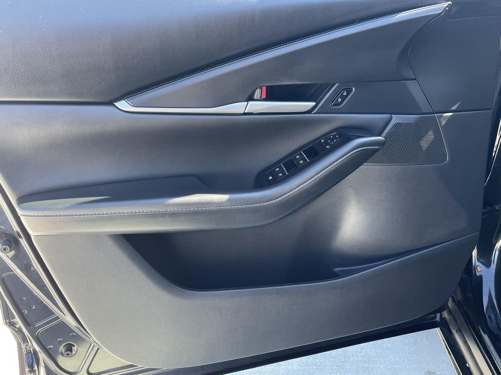 Vehicle photo 12