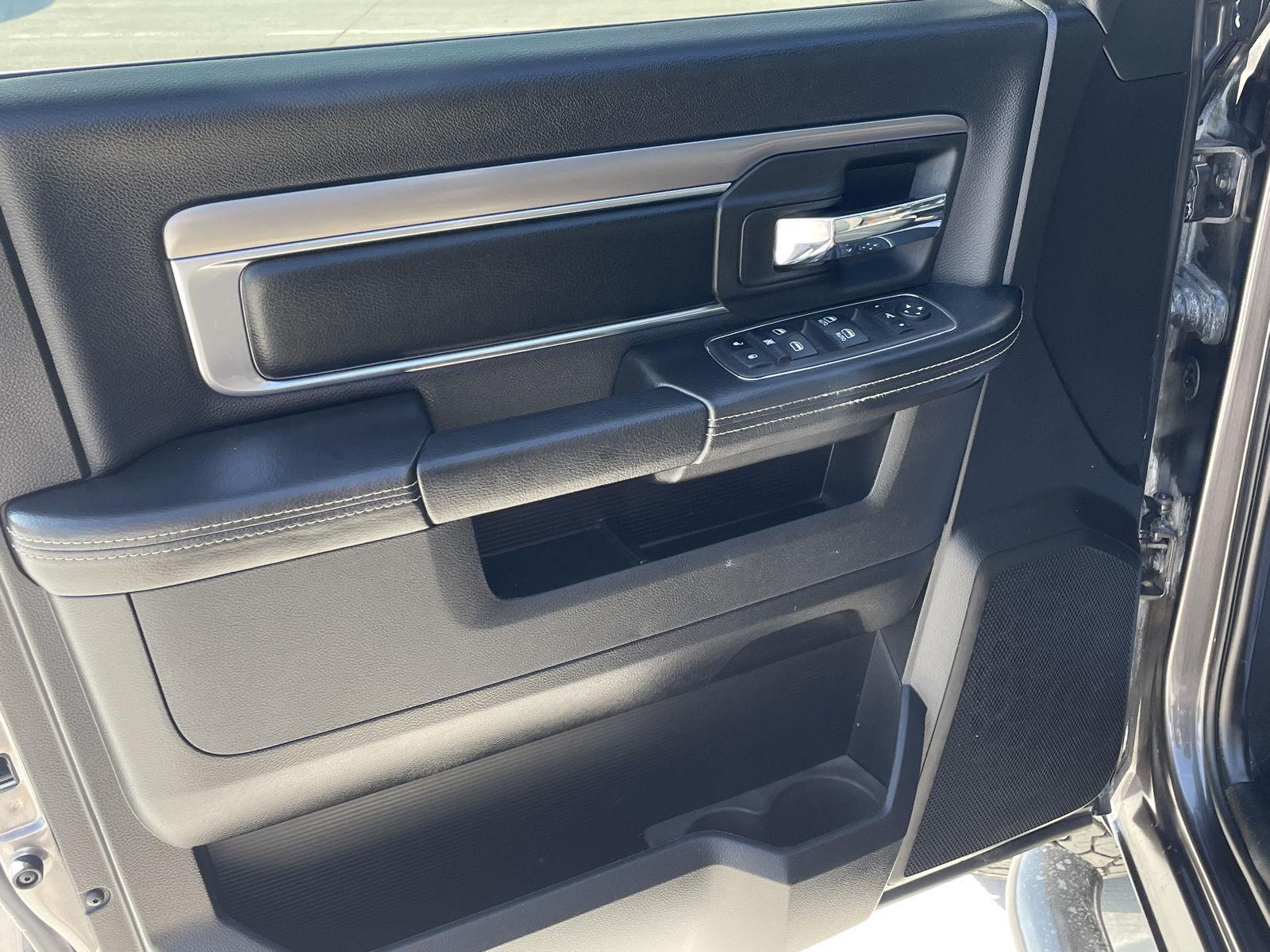 Vehicle photo 12
