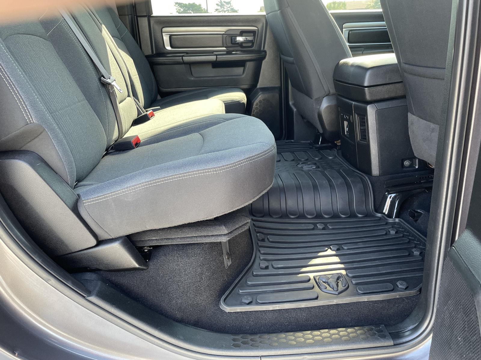 Vehicle photo 19