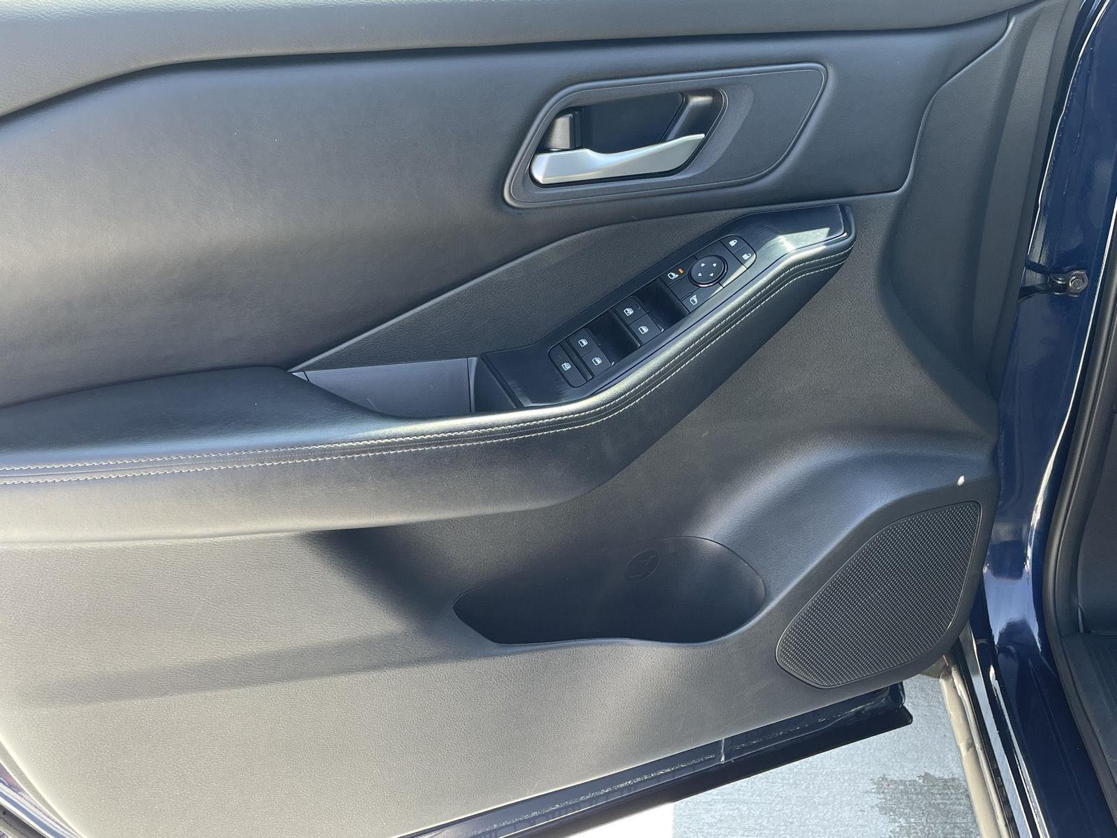 Vehicle photo 12