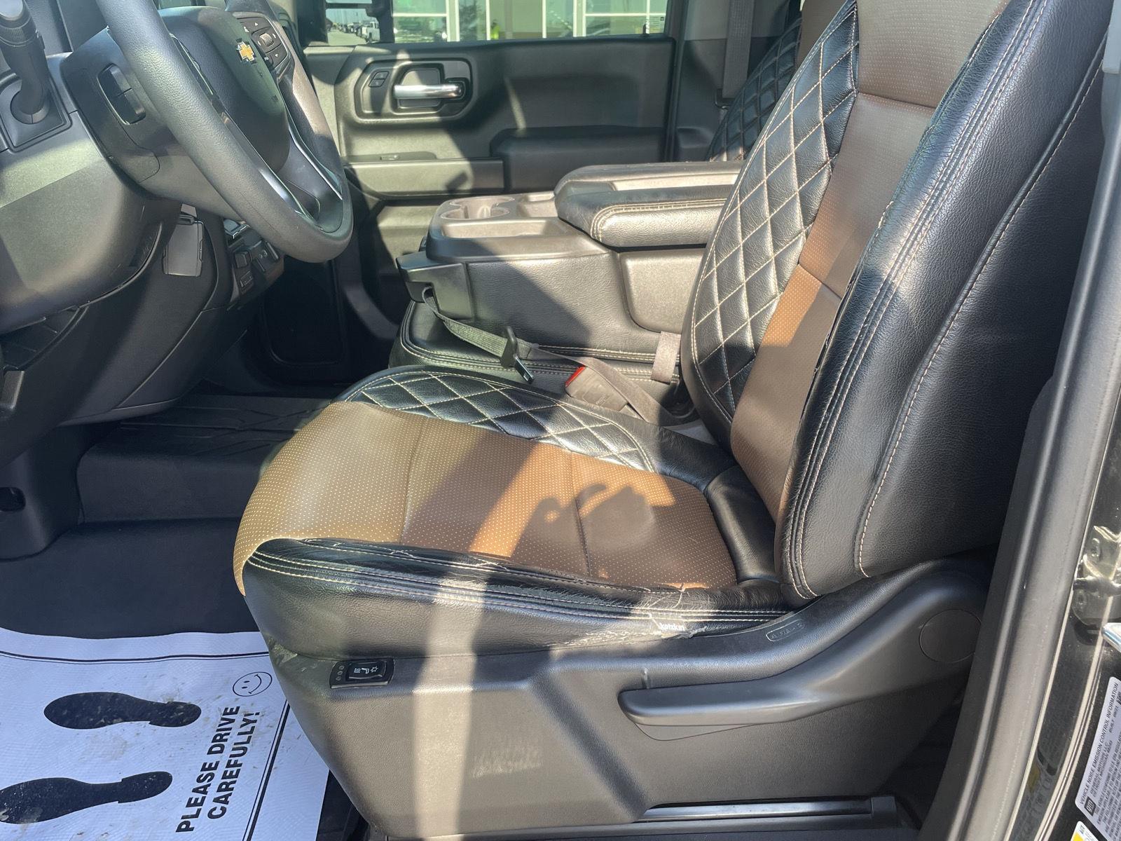 Vehicle photo 12