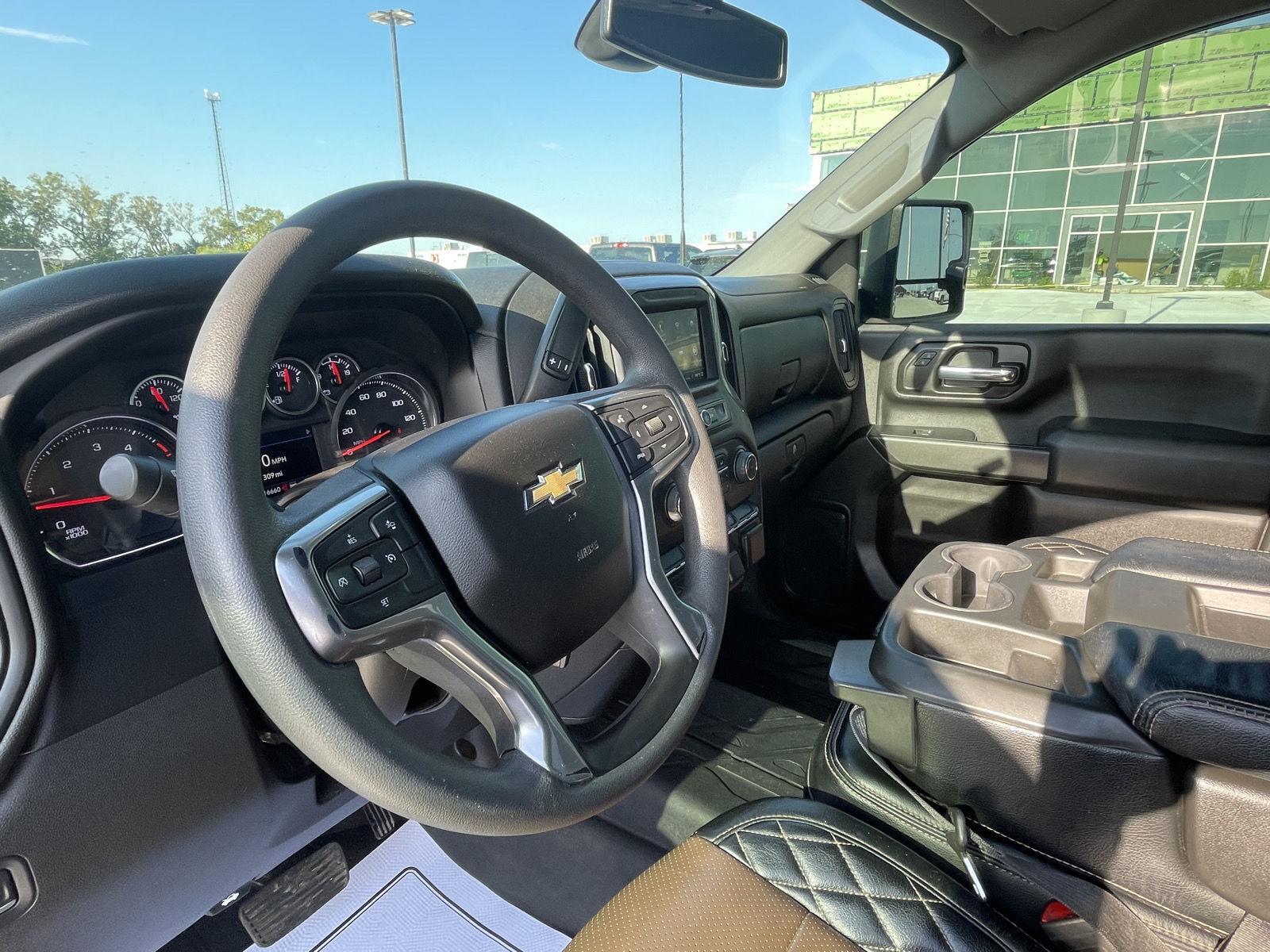 Vehicle photo 13