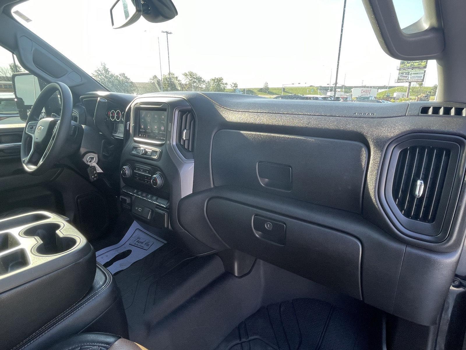 Vehicle photo 17
